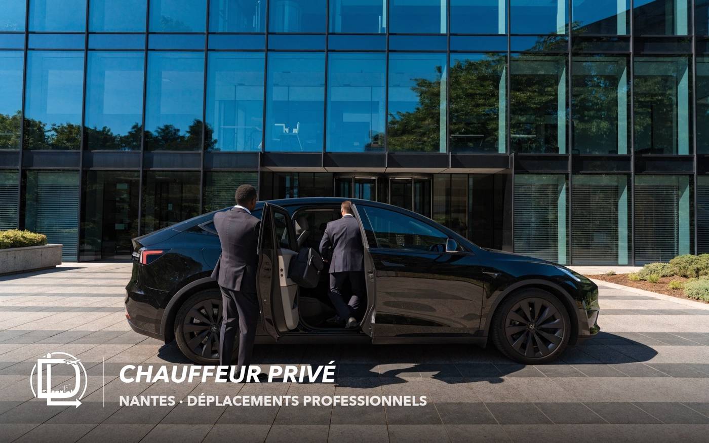 Chauffeur en costume ouvrant la portière arrière d'une Tesla noire devant un immeuble de bureaux vitré