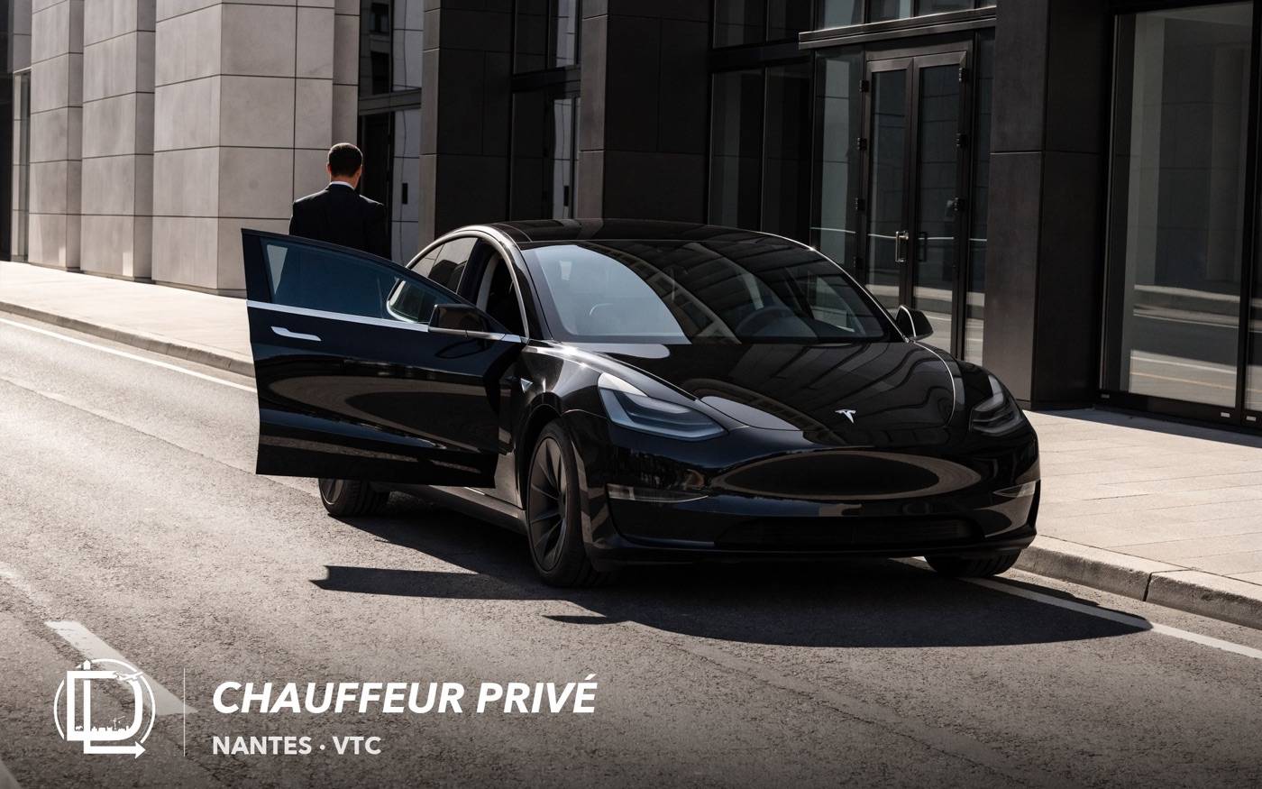 Chauffeur en costume ouvrant la portière d'une Tesla Model 3 noire pour un passager