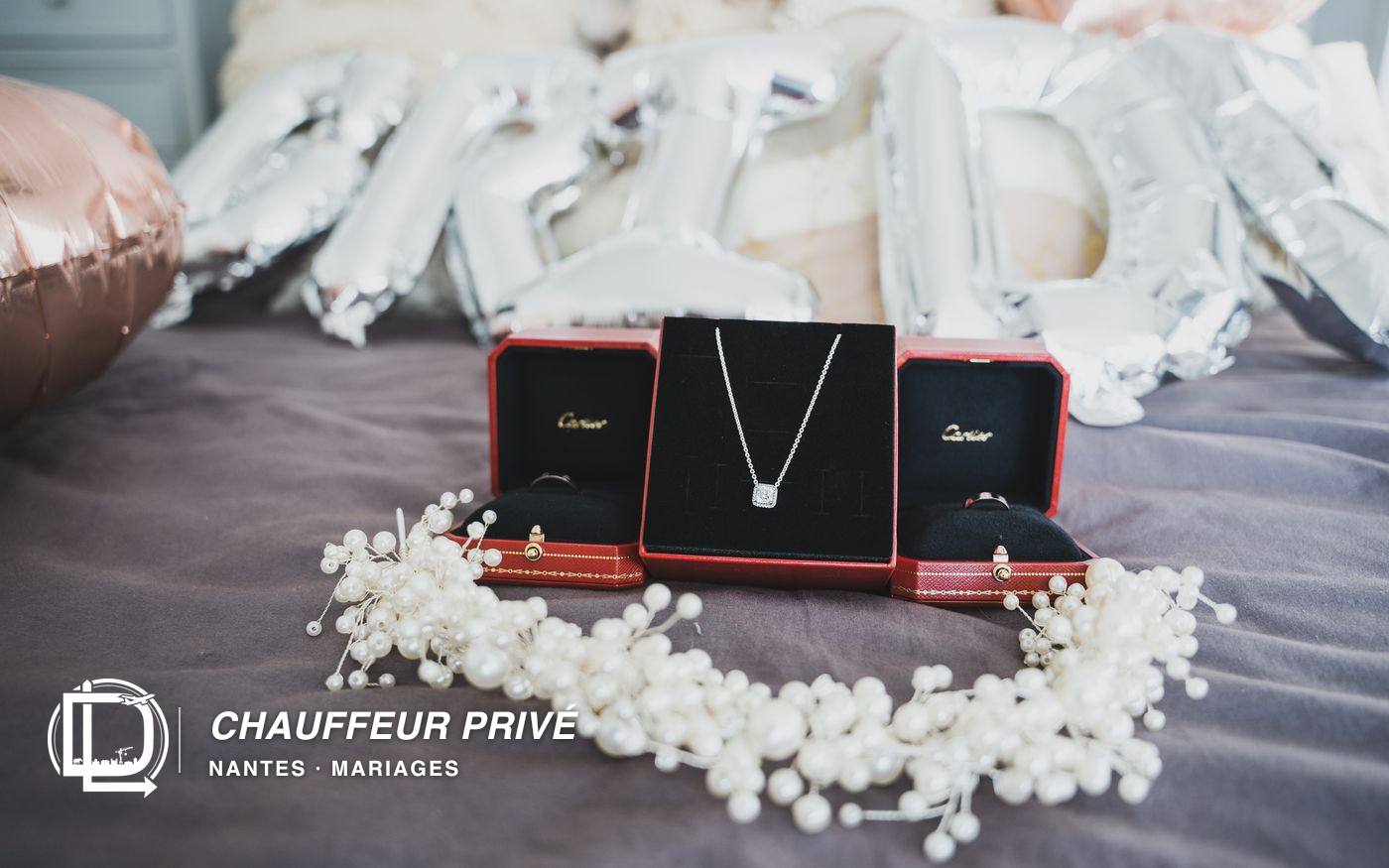 Écrins de bijoux ouverts lors des préparatifs d'un mariage, avec un collier et une parure de perles